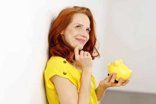 Kvinde beslutter, hvordan man bruger sin opsparing - Stock-foto