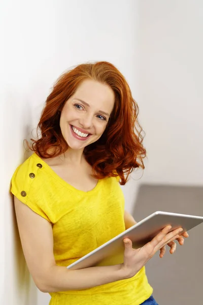 Frau mit Tablet-Computer — Stockfoto