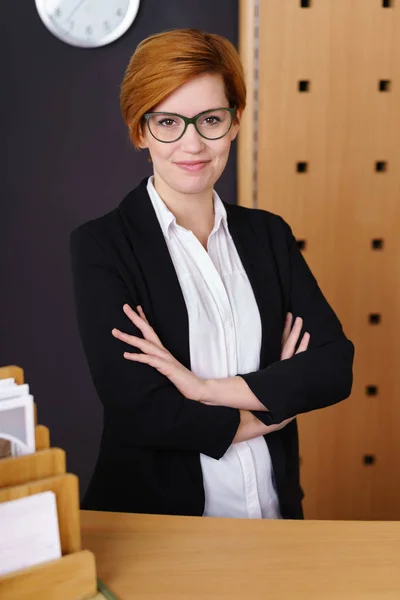 Jovem ruiva recepcionista do hotel — Fotografia de Stock