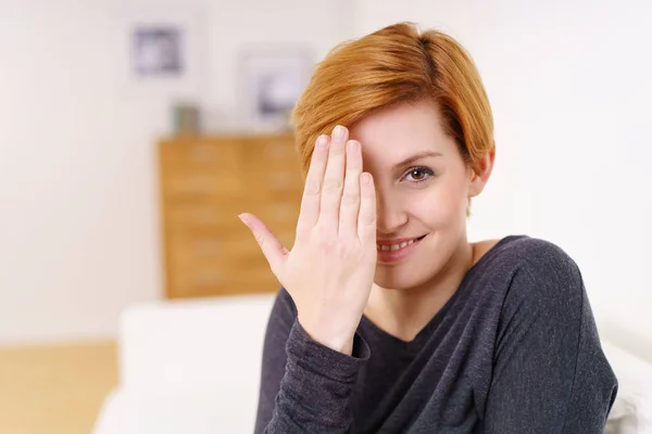 Žena zakrývající jedno oko — Stock fotografie