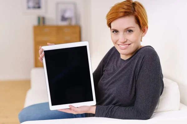 Mujer joven con tableta digital — Foto de Stock