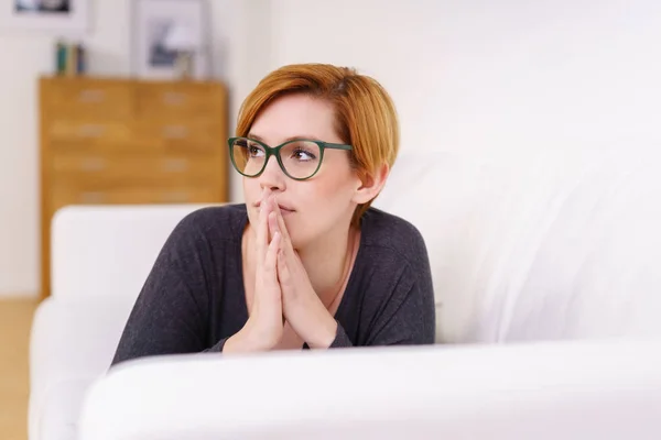 Doordachte jonge vrouw — Stockfoto