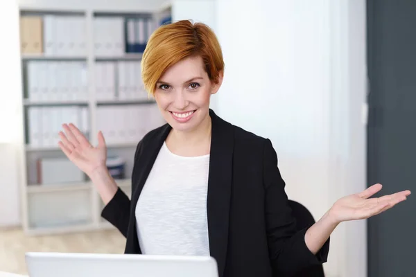 Businesswoman shrugging her shoulders — Stock Photo, Image