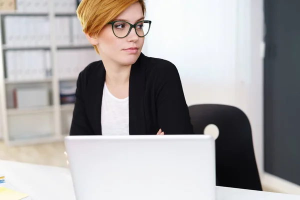 Young woman in office — Stock Photo, Image