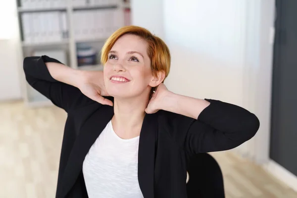 Jovem empresária relaxante — Fotografia de Stock