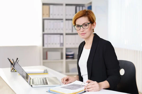 Zakenvrouw bezig met open binder — Stockfoto