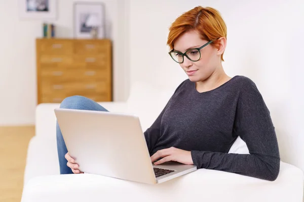 Unga rödhårig kvinna med laptop — Stockfoto