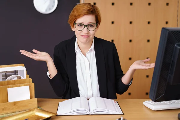 Unga rödhårig hotel receptionist — Stockfoto