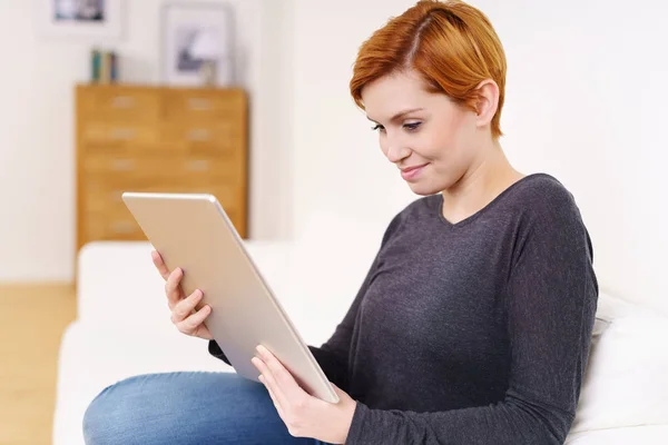 Mladá žena s digitální tabletou — Stock fotografie