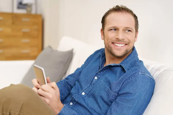 Homem bonito usin tablet — Fotografia de Stock