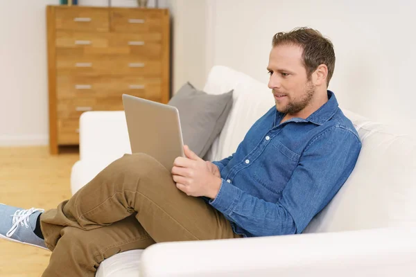 Handsome man usin tablet — Stock Photo, Image