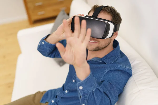 Homem usando fones de ouvido vr — Fotografia de Stock