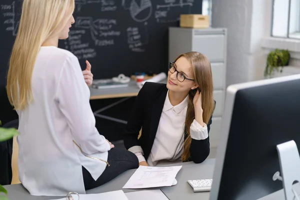 Vrouwelijke ondernemers gesprek — Stockfoto