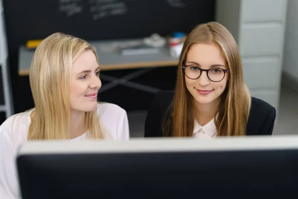 Frauen am Schreibtisch vor dem Computer — Stockfoto