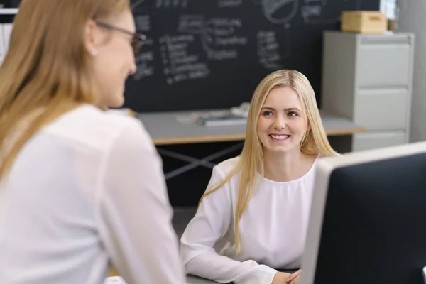 Kvinnliga företagare har konversation — Stockfoto