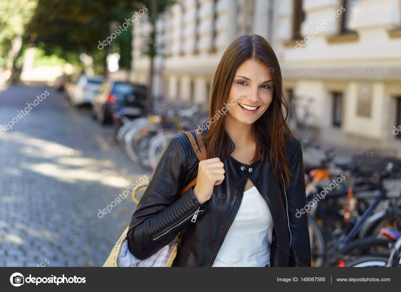 Young woman holding purse — Stock Photo © racorn 148067595