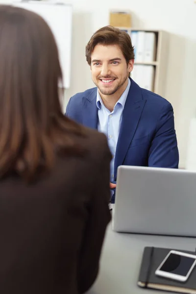 Zakenman werken met vrouwelijke collega — Stockfoto