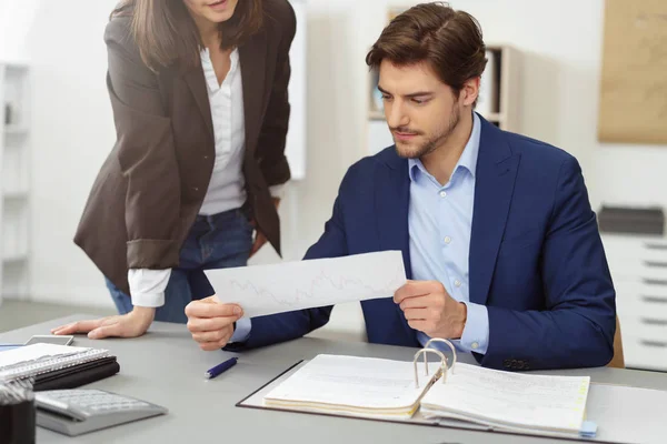 Businessman working with female colleague — Stock Photo, Image