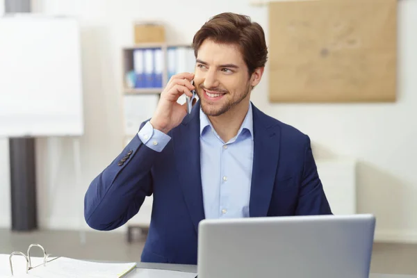 Homme d'affaires parlant par téléphone — Photo