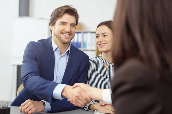 Echtpaar over de bijeenkomst met makelaar — Stockfoto