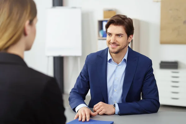 Zakenman werken met vrouwelijke collega — Stockfoto