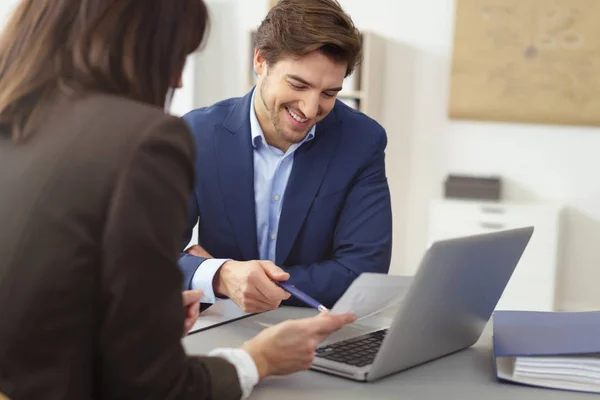 Zakenman werken met vrouwelijke collega — Stockfoto