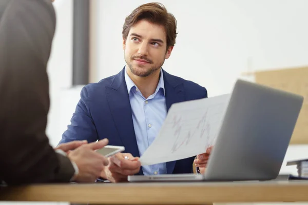 Zakenman werken met vrouwelijke collega — Stockfoto