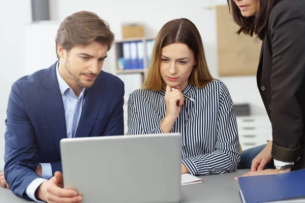 Equipe de negócios tendo reunião — Fotografia de Stock