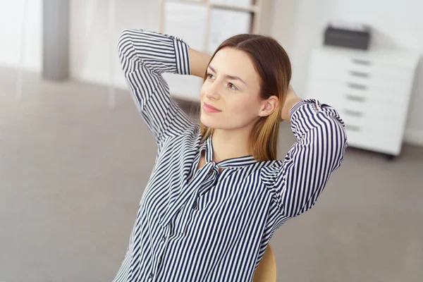 Woman with hands behind head — Stock Photo, Image