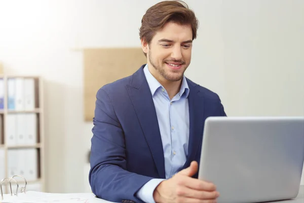 Empresário lendo sua tela do laptop — Fotografia de Stock