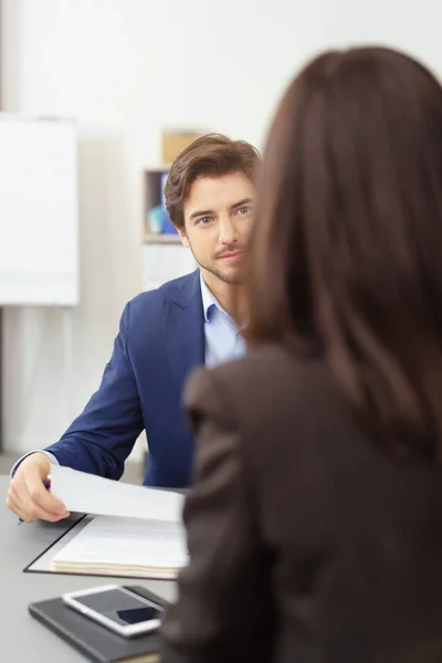 Empresário que trabalha com colega feminina — Fotografia de Stock