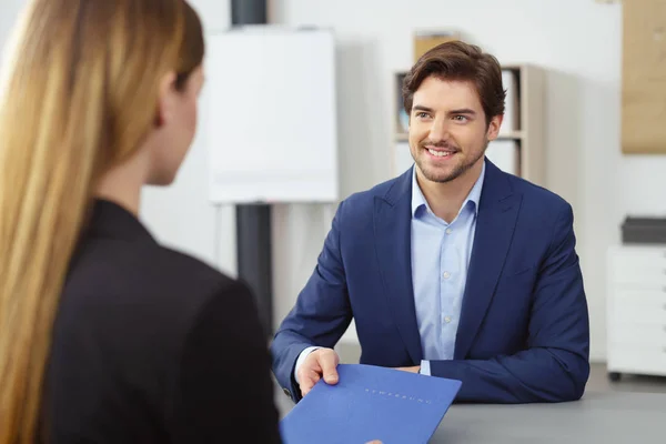 Businessman working with female colleague — Stock Photo, Image