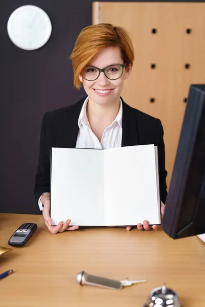 Recepcionista do hotel com livro em branco — Fotografia de Stock