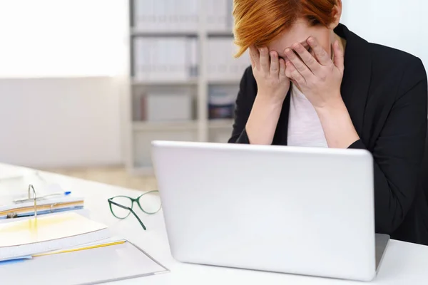 Verzweifelte gestresste Geschäftsfrau — Stockfoto