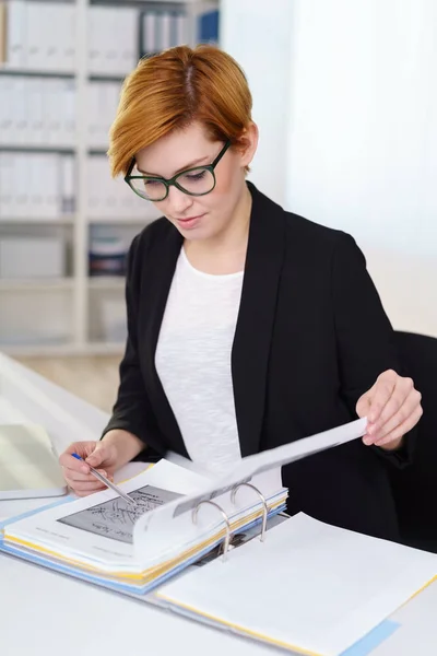 Businesswoman notas de consultoria — Fotografia de Stock