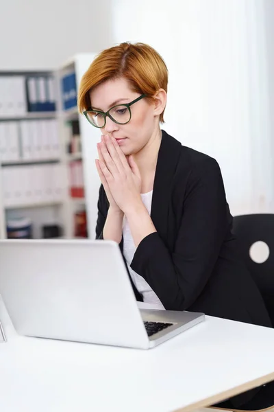 Geschäftsfrau liest Laptop-Bildschirm — Stockfoto