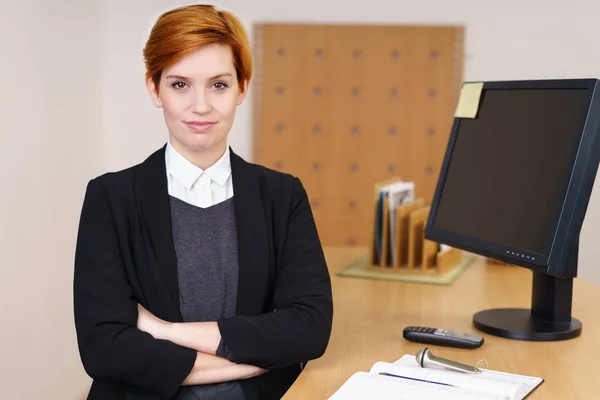 Selbstbewusste junge Empfangsdame — Stockfoto