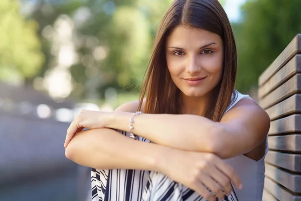 Žena uvolňující na lavičce — Stock fotografie