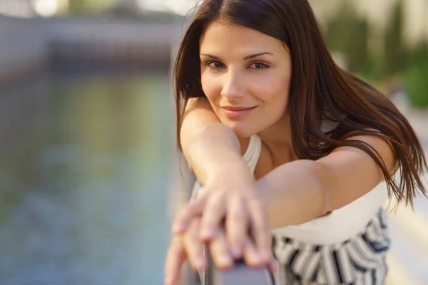 Woman relaxing on bench — Stock Photo, Image