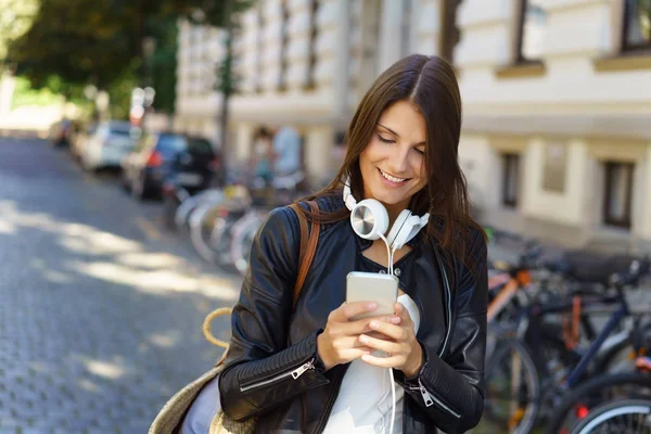 Gelukkige vrouw op straat — Stockfoto