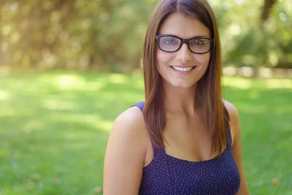 Schöne Frau mit Brille — Stockfoto