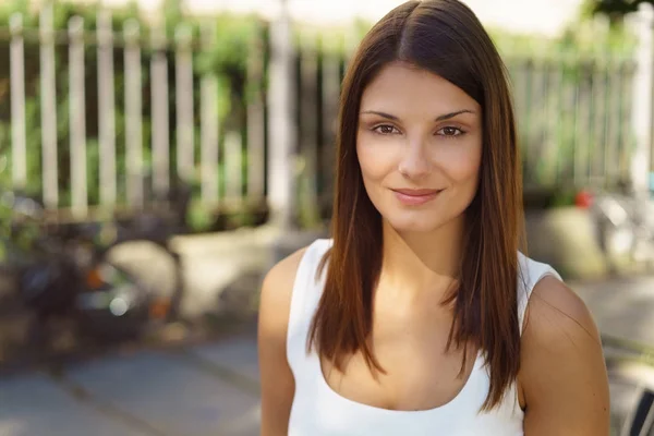 Junge hübsche Frau — Stockfoto