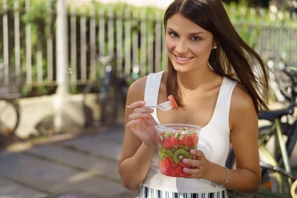 Kvinde spiser frugt salat - Stock-foto