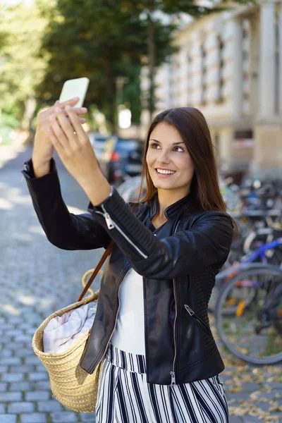 Kvinna SMS meddelande — Stockfoto