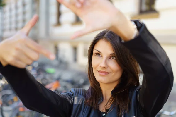 Woman visualising viewing of old building — Stock Photo, Image