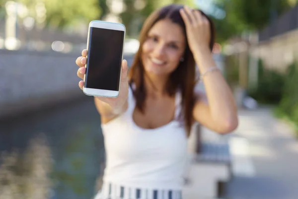 Frau nutzt Smartphone — Stockfoto