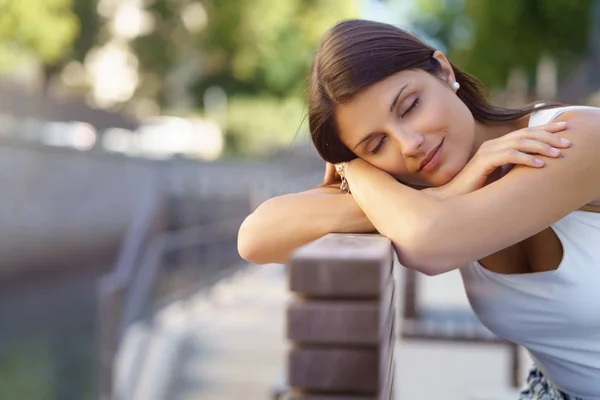 Yorgun kadın bankta rahatlatıcı — Stok fotoğraf