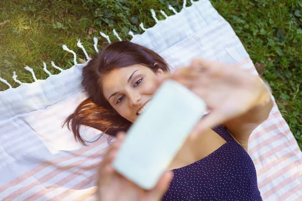 Vrouw ontspannen op tapijt — Stockfoto