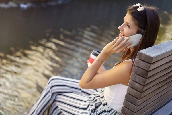 Mujer joven charlando en el teléfono inteligente — Foto de Stock