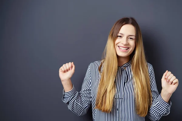 Aantrekkelijke jonge vrouw — Stockfoto